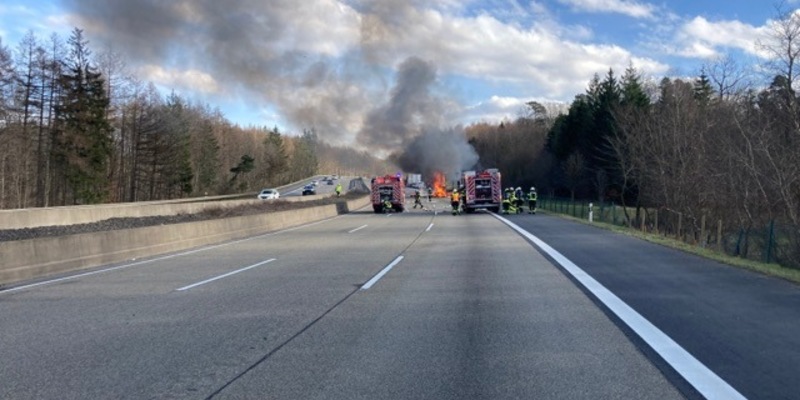 POL-OH: Sattelzug gerät aus ungeklärter Ursache in Brand - Foto: presseportal.de