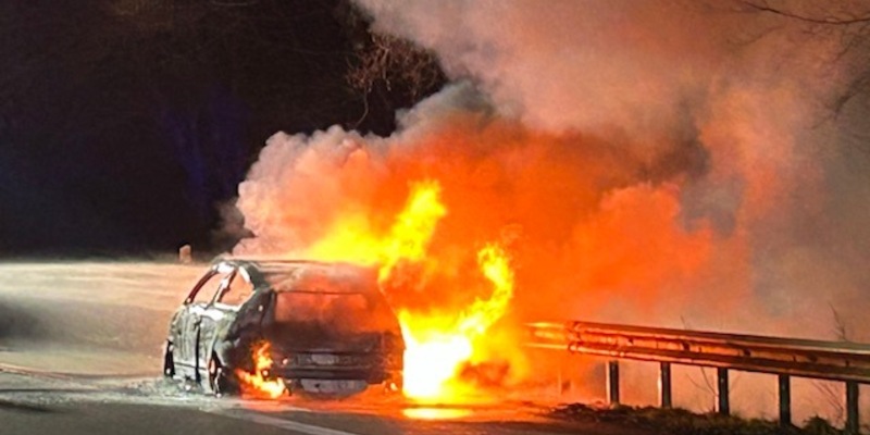 POL-OL: ++Brandausbruch während der Fahrt auf A 28 - Beifahrer rollt sich aus fahrendem Auto++ - Foto: presseportal.de