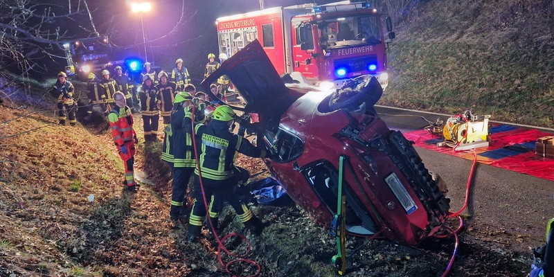 FW VG Westerburg: Feuerwehr befreit eigeklemmten Fahrzeugführer - zwei Verletzte nach Unfall bei Berzhahn - Foto: presseportal.de