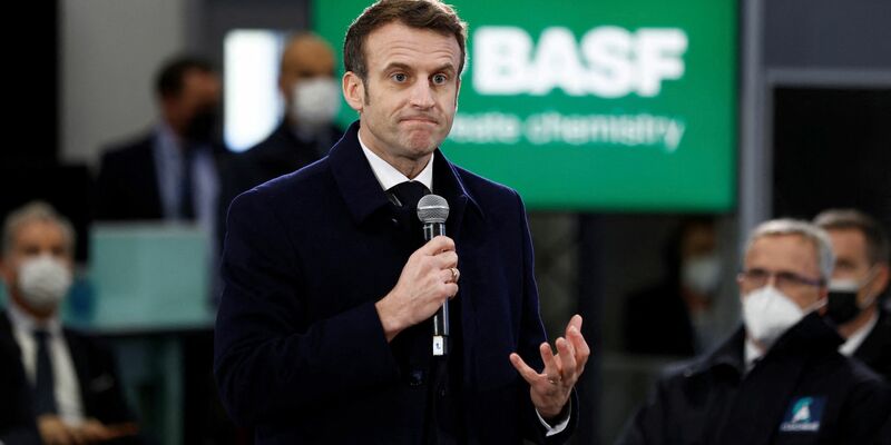 Frankreichs Präsident Emmanuel Macron hält eine Rede bei einem Besuch des deutschen Chemiekonzerns BASF. - Foto: Benoit Tessier/POOL REUTERS/AP/dpa