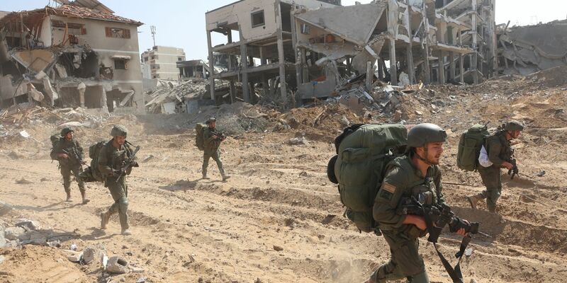 Israelische Soldaten marschieren während einer Bodenoffensive durch den Ort. - Foto: Gil Cohen Magen//XinHua/dpa