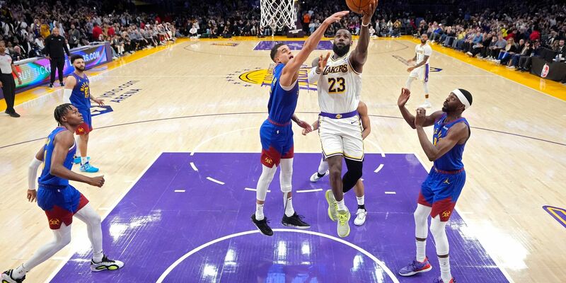 Lakers-Superstar LeBron James (23) ist der erste NBA-Spieler, der 40.000 Punkte in seiner Karriere erzielt hat. - Foto: Mark J. Terrill/AP