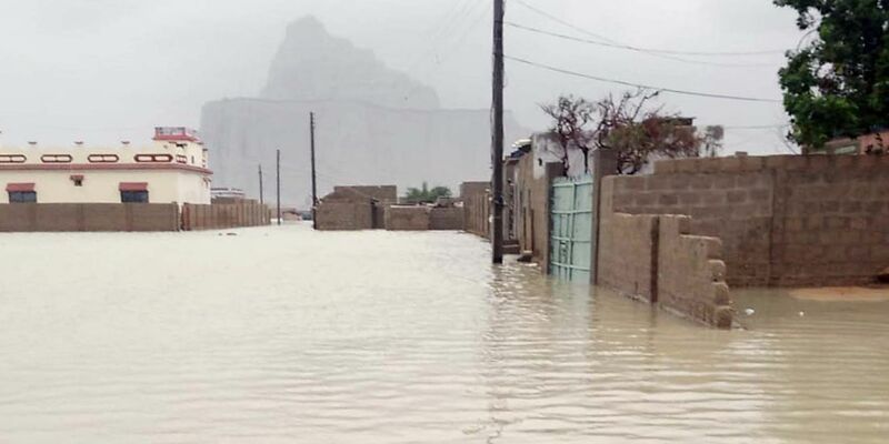 Überschwemmte Straßen nach heftigen Regenfällen. - Foto: PPI/ZUMA/dpa