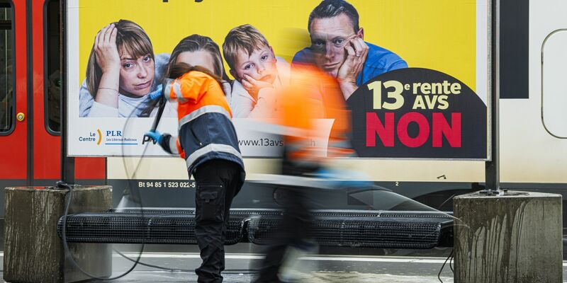 Ein Plakat des Komitees «Nein zur 13. AHV-Rente» in der französischsprachigen Schweiz am Bahnhof. - Foto: Valentin Flauraud/KEYSTONE/dpa