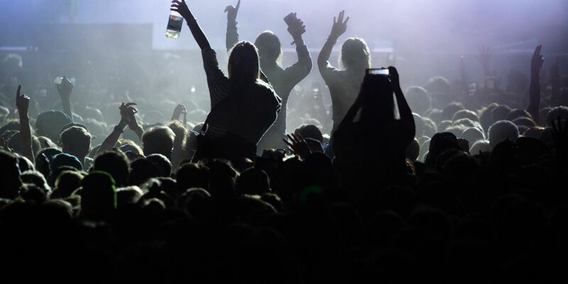 Festivalbesucher vor einer Bühne beim Musik- und Kunst-Festival MS Dockville in Hamburg. - Foto: Jonas Walzberg/dpa
