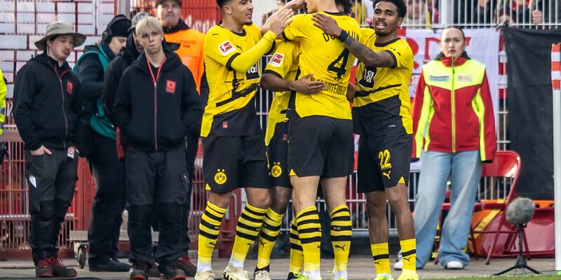 Die BVB-Spieler feiern den Sieg bei Union Berlin. - Foto: Andreas Gora/dpa