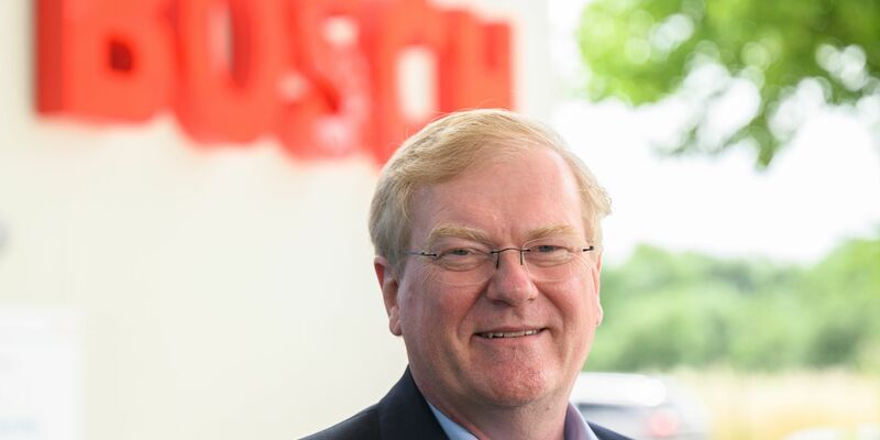 «Es wird eher die doppelte Zeit brauchen, mindestens 30 bis 35 Jahre, um weltweit alle Autos zu elektrifizieren»: Stefan Hartung. - Foto: Robert Michael/dpa