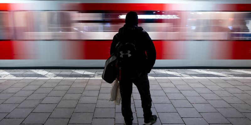 In München ist ein Mann in letzter Sekunde vor einer einfahrenden S-Bahn gerettet worden. - Foto: Sven Hoppe/dpa