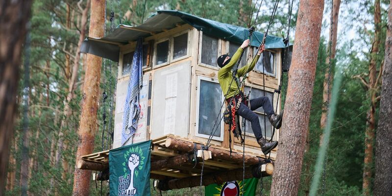 Mit Baumhäusern gegen die Erweiterung der Tesla-Autofabrik. - Foto: Annette Riedl/dpa