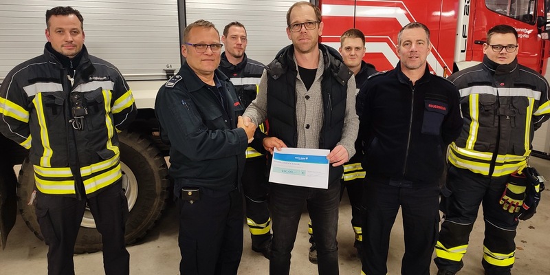 FW-KLE: Spendenübergabe an die Freiwillige Feuerwehr Bedburg-Hau - Foto: presseportal.de