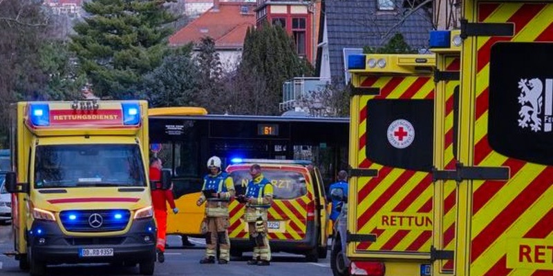 FW Dresden: Mehrere Verletzte bei Verkehrsunfall - Foto: presseportal.de