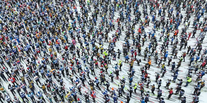 Die Teilnehmer starten zur 100. Ausgabe des klassischen Skilanglaufrennens. - Foto: Ulf Palm/TT News Agency via AP/dpa