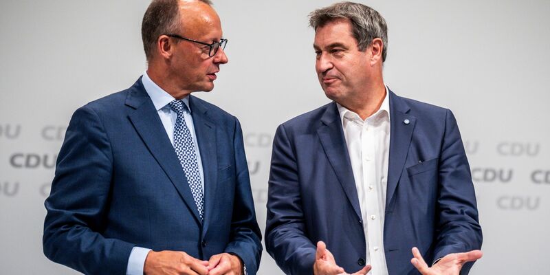 CDU-Chef Friedrich Merz (l) und CSU-Chef Markus Söder plädieren für mehr Rüstungsgüter. - Foto: Michael Kappeler/dpa