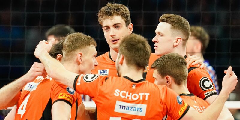 Berlins Mannschaft jubelt über einen Punktgewinn. - Foto: Uwe Anspach/dpa