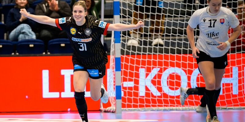 Deutschlands Alexia Hauf (l) jubelt nach einem Tor. - Foto: Marco Wolf/dpa