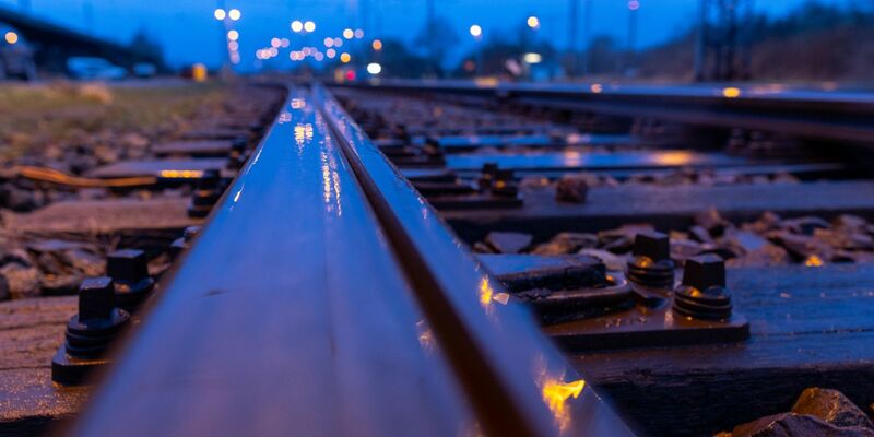 Fahrgäste müssen wieder damit rechnen, dass es zu längeren Streiks und zu erheblichen Einschränkungen im Schienenverkehr kommen kann. - Foto: Jens Büttner/dpa