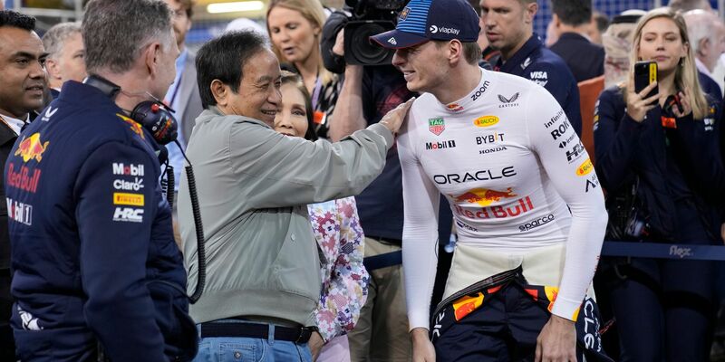 Red-Bull-Teamchef Christian Horner (l) und Red-Bull-Miteigentümer Chalerm Yoovidhya sprechen mit Max Verstappen. - Foto: Darko Bandic/AP/dpa
