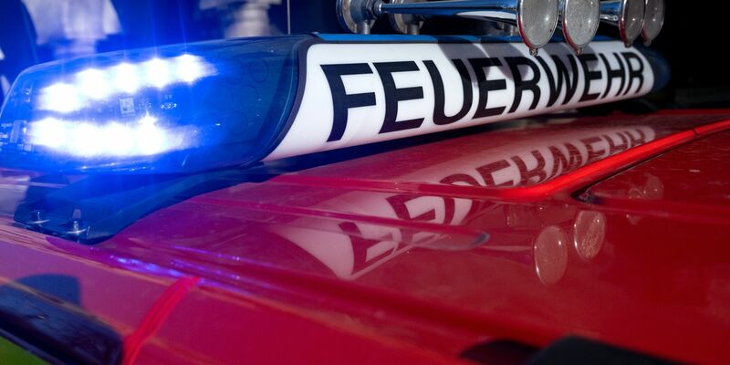 Weil sich eine Feuerwache in der Nähe des Büros befinde, habe die Feuerwehr den Brand nach wenigen Minuten löschen können. - Foto: Sven Hoppe/dpa