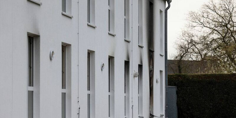 Nach dem Brand ist das Seniorenheim in Bedburg-Hau vorerst unbewohnbar. - Foto: Christoph Reichwein/dpa