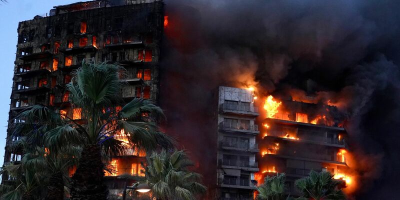 Ein Feuer zerstörte am 22. Februar ein Hochhaus im spanischen Valencia. Jetzt gab es an der Ostküste erneut einen Brand. - Foto: Eduardo Manzana/EUROPA PRESS/dpa