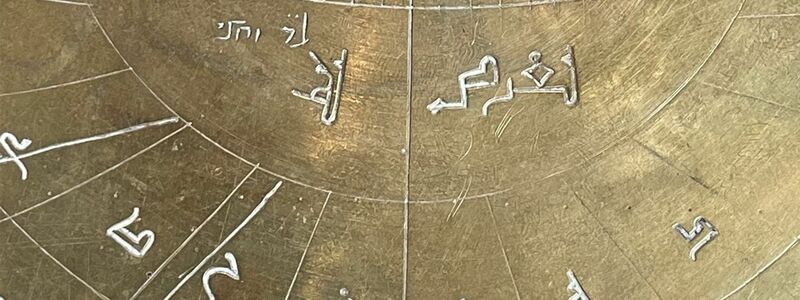 Das Astrolabium weist Gravuren in arabischer und hebräischer Schrift auf sowie eingeritzte Ziffern, die auf den Gebrauch der lateinischen Schrift hinweisen. - Foto: Federica Gigante/dpa