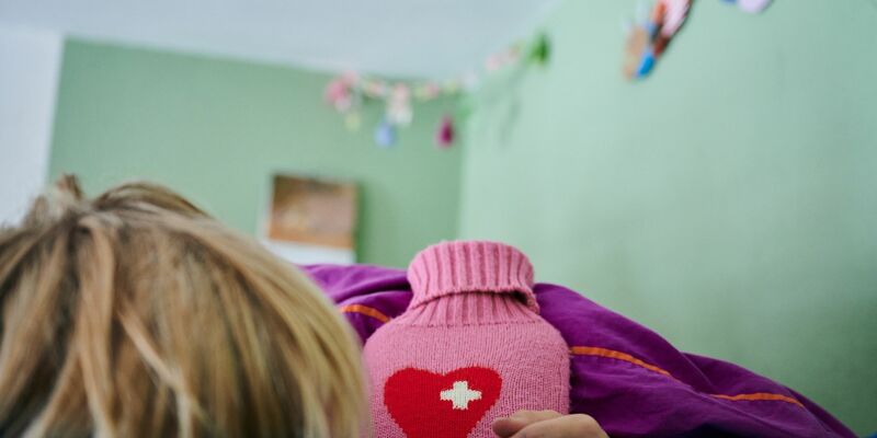 Schulkinder in Deutschland berichten zunehmend von psychosomatischen Beschwerden. - Foto: Annette Riedl/dpa