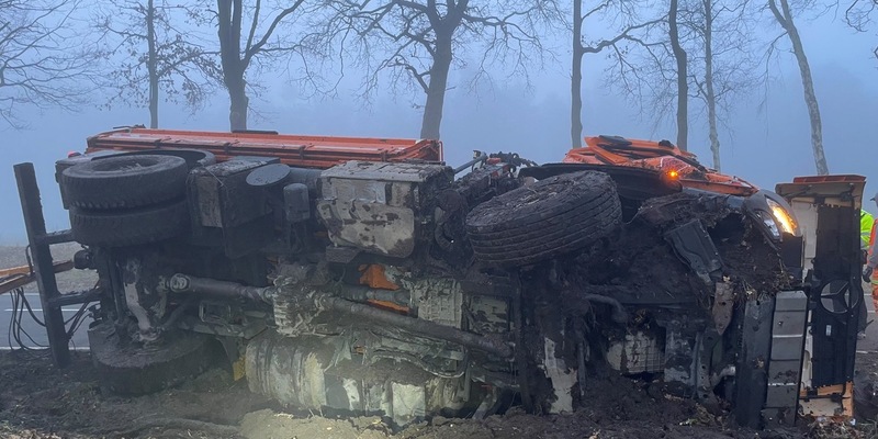 POL-HK: Schneverdingen: Lkw kippt um - L 170 gesperrt; Schneverdingen: Einbruch; Soltau: Graffiti an Hauswand; Soltau/A 7: Graffiti an Hauswand - Foto: presseportal.de