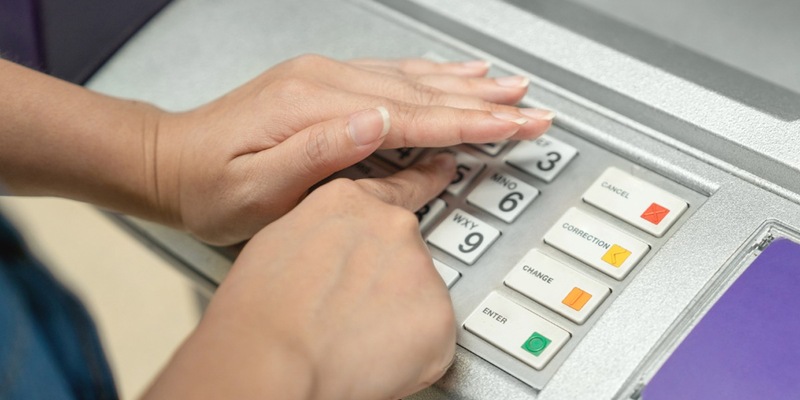 POL-WE: Gauner lenken Opfer am Geldautomat in Friedberg ab / Tipps zum Schutz vor Trickdieben - Foto: presseportal.de