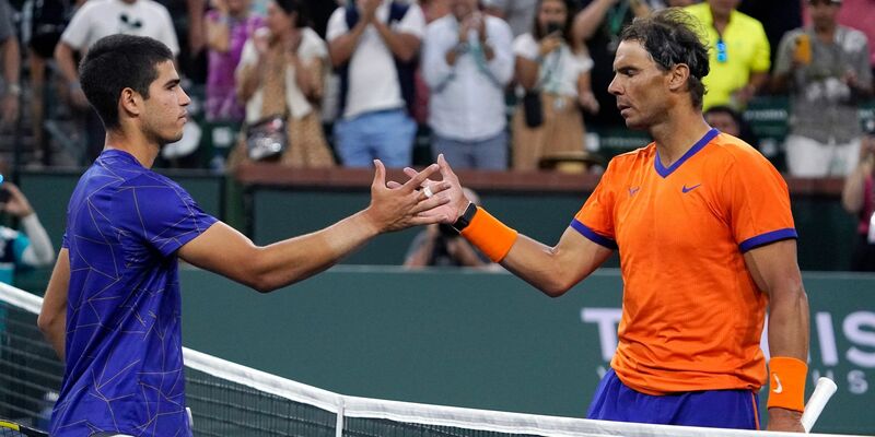 Carlos Alcaraz  (l) und Rafael Nadal bestritten in Las Vegas einen Showkampf. - Foto: Mark J. Terrill/AP/dpa