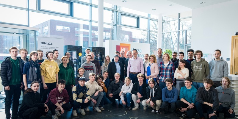 Kooperation zwischen HPI und IBM: Neuer IBM Großrechner steht für eine Woche im Mittelpunkt der Lehre am Hasso-Plattner-Institut - Foto: presseportal.de