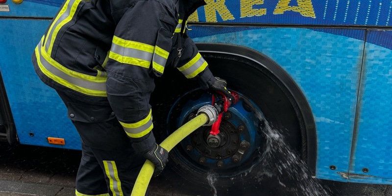 FW Wenden: Gemeldeter Busbrand - Busfahrer verhindert Schlimmeres - Foto: presseportal.de