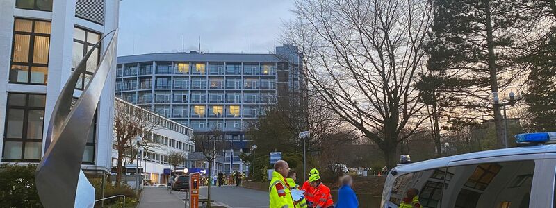 In einem Aachener Krankenhaus gibt es einen größeren Polizeieinsatz. - Foto: Ralf Roeger/dmp/dpa