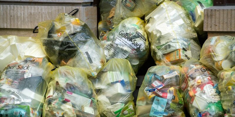 Verpackungsmüll ist in der EU ein großes Problem. Obwohl die Recyclingquoten gestiegen sind, wächst die Menge der Verpackungsabfälle schneller als das Recycling. - Foto: Robert Michael/dpa-Zentralbild/dpa