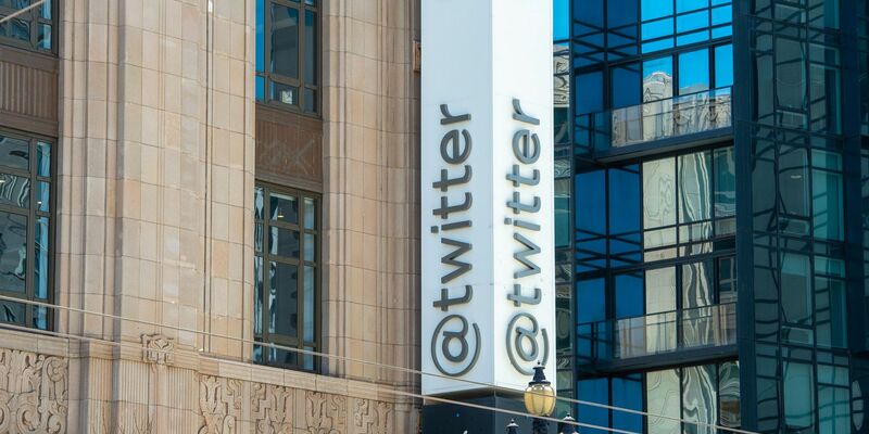 Das einstige Logo von Twitter am Hauptquartier des Kurznachrichtendienstes in San Francisco. - Foto: Andrej Sokolow/dpa