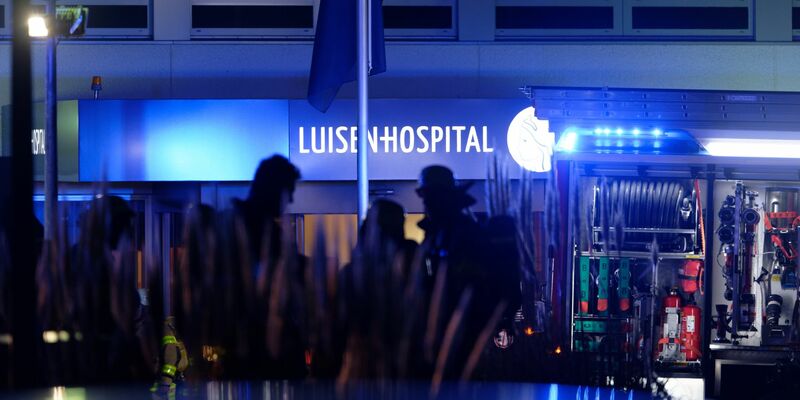 Eine 65-jährige Frau, die sich stundenlang in einem Raum des Krankenhauses verschanzt hatte, konnte überwältigt werden. - Foto: Henning Kaiser/dpa