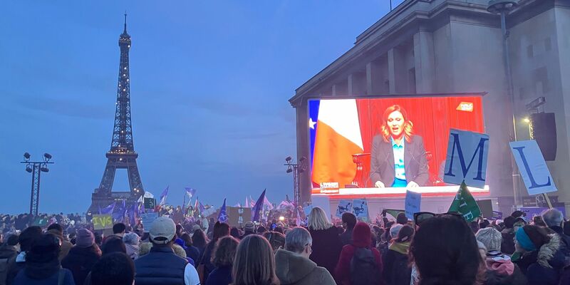 Eine Abstimmung mit großer Symbolkraft: In Frankreich wird die Freiheit auf Abtreibung in der Verfassung verankert. - Foto: Oleg Cetinic/AP/dpa