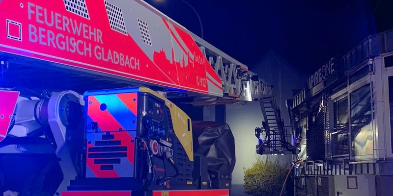 FW-GL: Ladenlokal in der Stadtmitte von Bergisch Gladbach brennt vollständig aus - Foto: presseportal.de