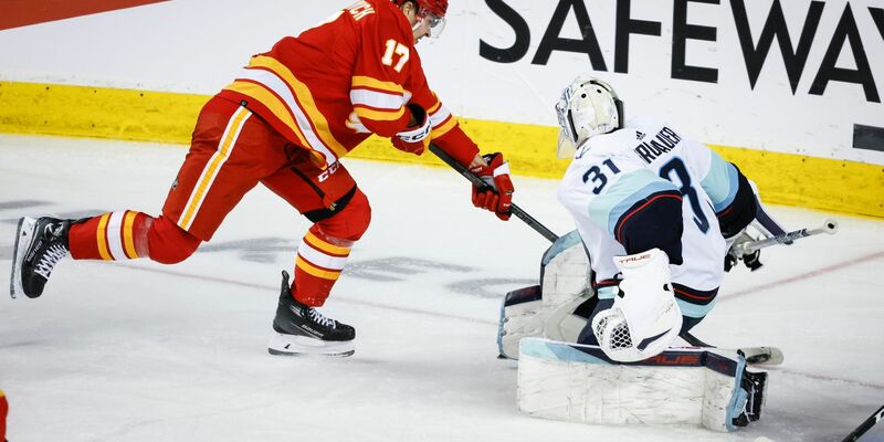 Gegen die Calgary Flames parierte Philipp Grubauer (r) starke 36 von 38 Schüssen auf sein Tor. - Foto: Jeff McIntosh/The Canadian Press via AP/dpa