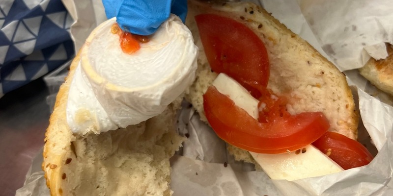 HZA-M: Zoll verhindert Goldschmuggel Goldarmreif in Baguette entdeckt - Foto: presseportal.de