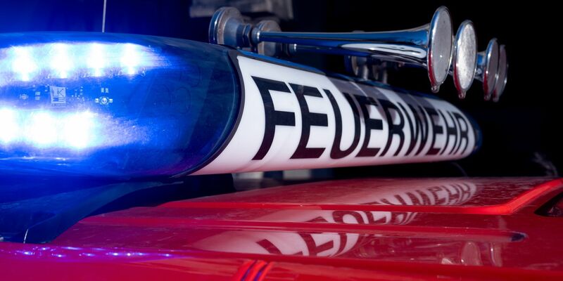 Wie die Polizei mitteilte, wurde die Feuerwehr am Morgen zu dem Brand im Bereich Goßen-Neu Zittau (Landkreis Märkisch Oderland) gerufen und begann mit den Löscharbeiten. (Symbolbild) - Foto: Niklas Treppner/dpa