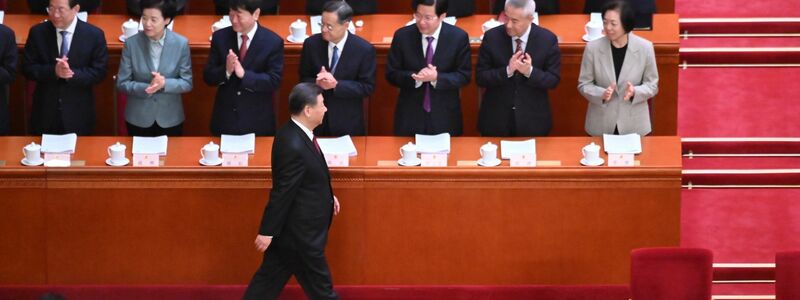 Präsident Xi Jinping kommt unter Applaus in den Plenarsaal der Großen Halle des Volkes in Peking. - Foto: Johannes Neudecker/dpa