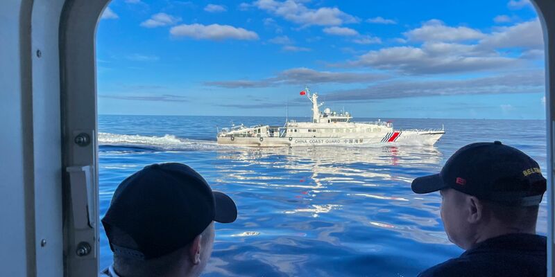 Ein chinesisches Küstenwachenschiff manövriert neben dem philippinischen Küstenwachenschiff BRP Cabra (Archivbild). - Foto: Jim Gomez/AP/dpa