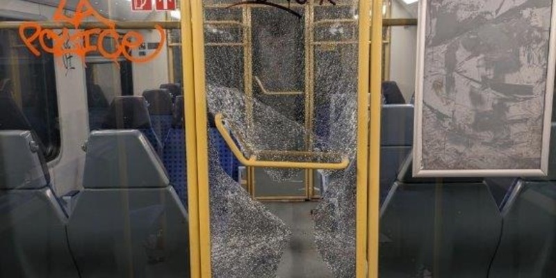 Bundespolizeidirektion München: Fußballfans randalieren im Zug / Bundespolizei sucht Zeugen - Foto: presseportal.de