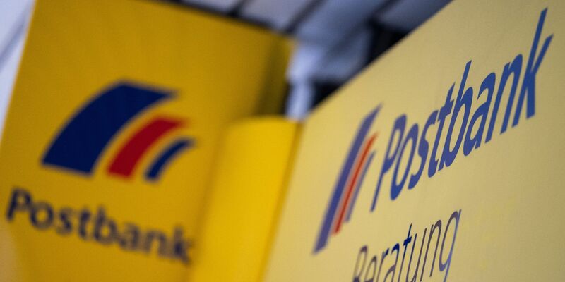 Verdi fordert für etwa 12.000 Beschäftigte im Deutsche-Bank-Konzern mit einem Postbank-Tarifvertrag 15,5 Prozent mehr Geld, mindestens jedoch eine Anhebung der Gehälter um 600 Euro. - Foto: Marijan Murat/dpa