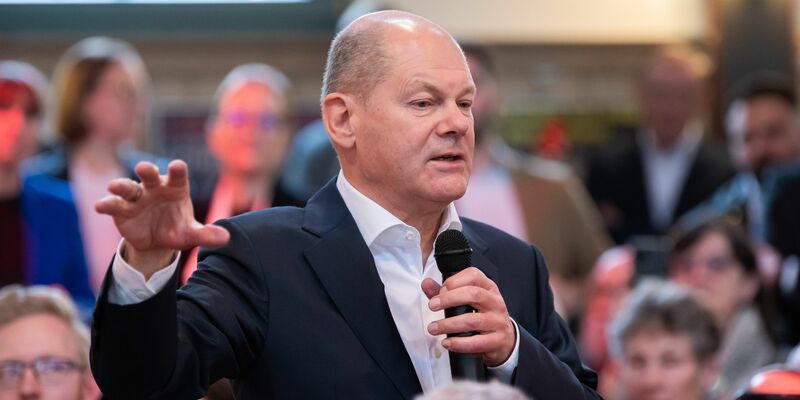 Bundeskanzler Olaf Scholz (SPD) beim Bürgerdialog seiner Partei im baden-württembergischen Nagold (Landkreis Calw). - Foto: Silas Stein/dpa