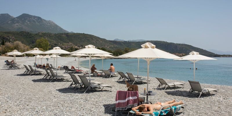 Der klassische Badeurlaub ist bei deutschen Touristen besonders beliebt. - Foto: Socrates Baltagiannis/dpa