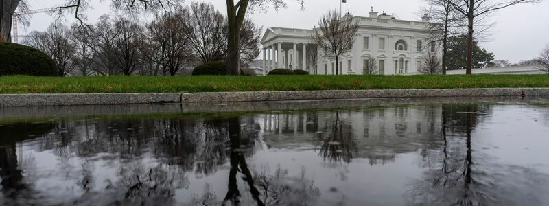 Das Weiße Haus im Regen. - Foto: Alex Brandon/AP/dpa