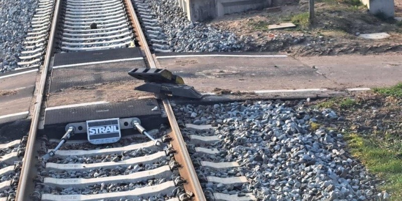 BPOL-HB: TL-Fußplatten und Schottersteine auf Bahngleise in Neetzendorf gelegt - Foto: presseportal.de