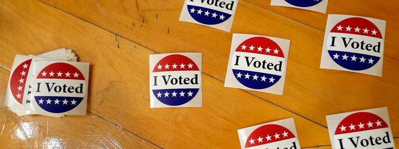 «Ich habe gewählt»-Sticker liegen in einem Wahllokal aus. - Foto: Michael Dwyer/AP