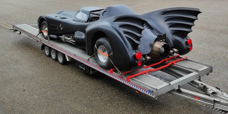 Das «Batmobil» bei der zollrechtlichen Abfertigung in Untermünkheim. - Foto: -/Hauptzollamt Heilbronn/dpa